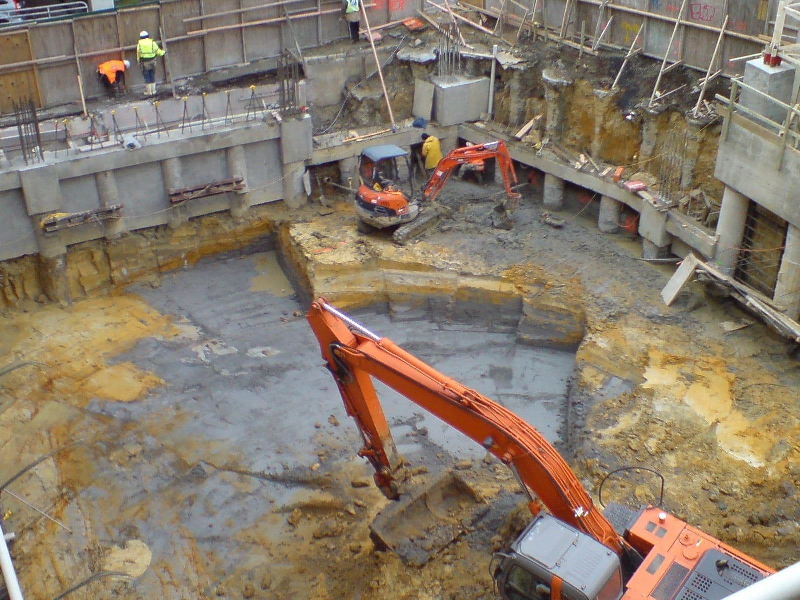 Excavadora sobre orugas trabajando en una excavación de obra