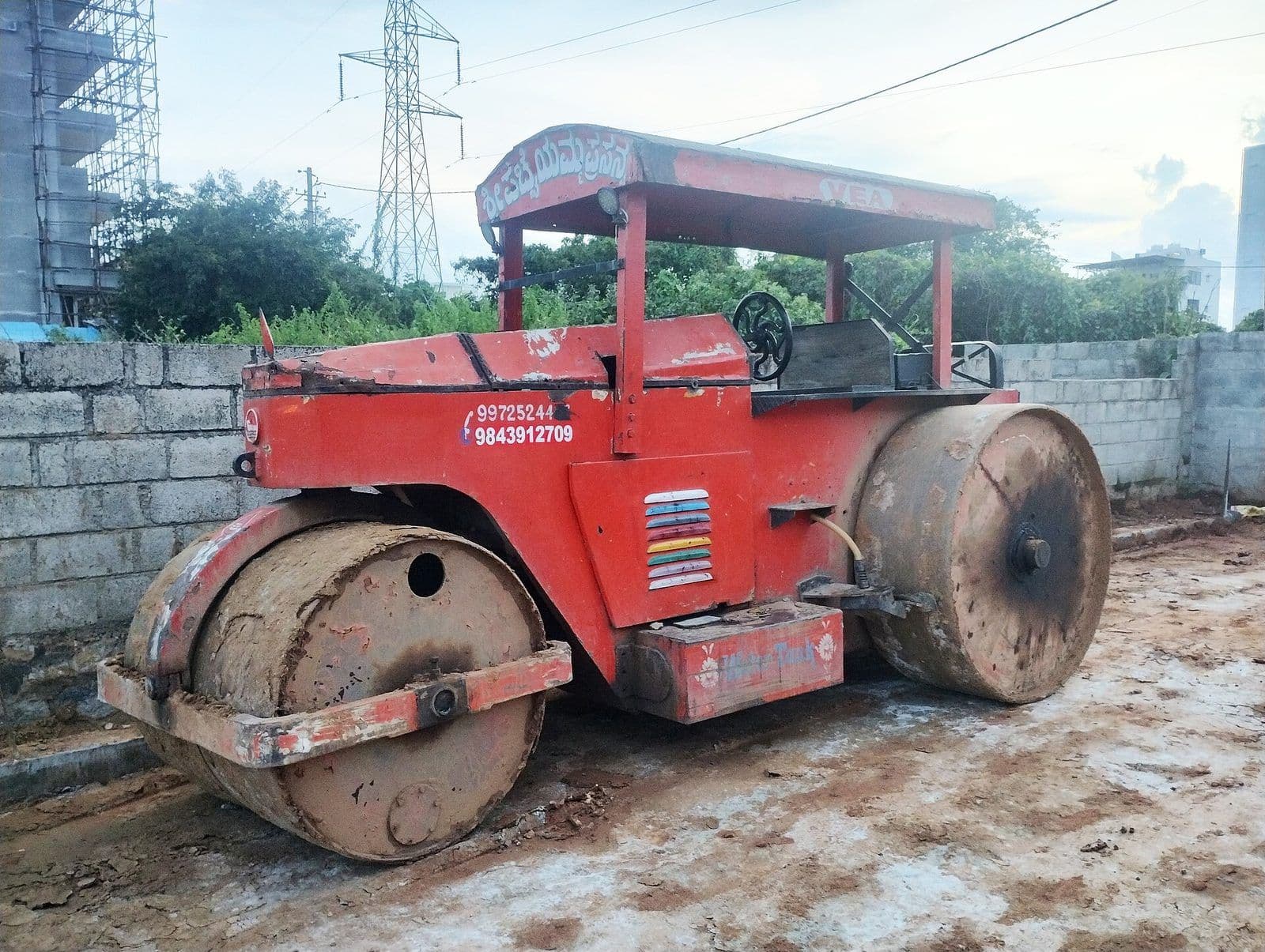 Rodillo compactador de doble tambor en obra
